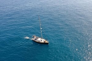 Funchal: Sunrise Private Sailing Trip with Breakfast