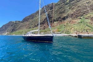 Funchal: Sunrise Private Sailing Trip with Breakfast