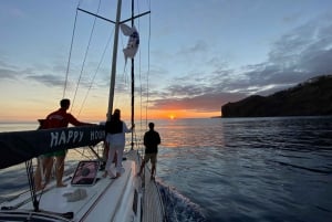 Funchal: Sunrise Private Sailing Trip with Breakfast