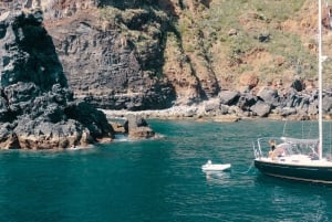 Funchal: Sunrise Private Sailing Trip with Breakfast