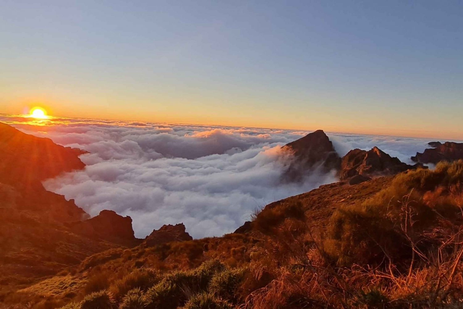 Funchal: Sunrise with Breakfast & East and West Madeira Tour