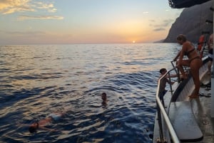 Funchal: Sunset Tour on Traditional Madeiran Boat w/ Drinks