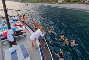 Funchal: Sunset Tour on Traditional Madeiran Boat w/ Drinks