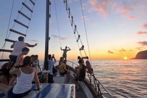 Funchal: Passeio ao Pôr do Sol em Barco Tradicional Madeirense c/ Bebidas