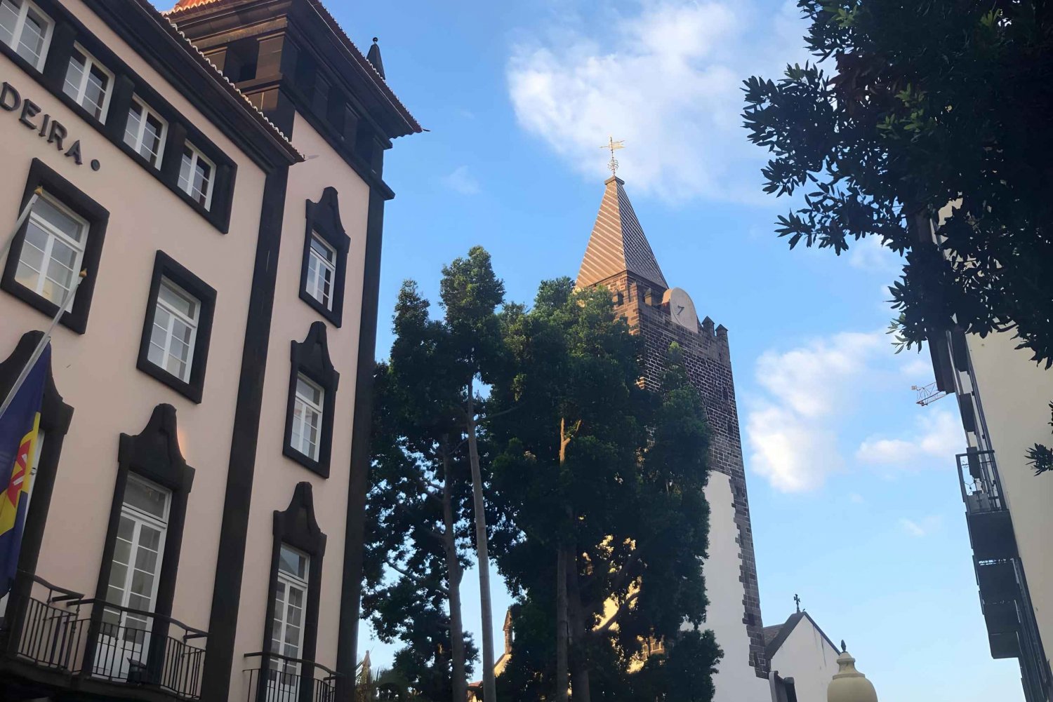 Funchal: Walking Tour with Local Guide and Tasting