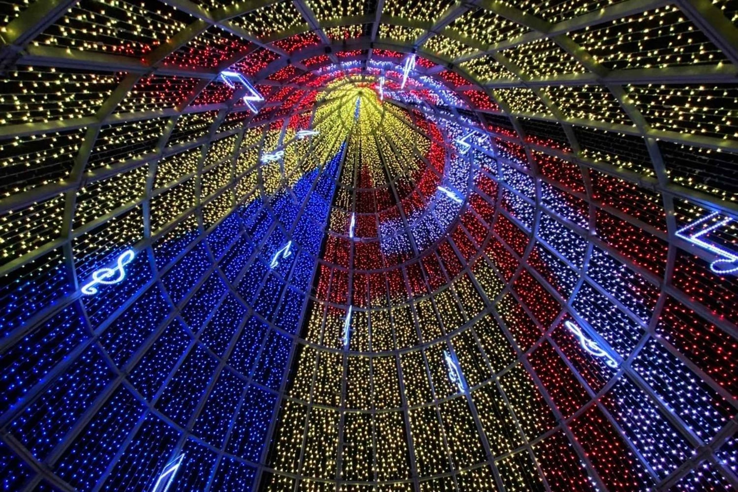 マデイラ島：村を訪れるクリスマスライト・ジープツアー