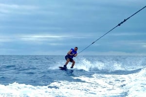 Madera: prywatna wycieczka łodzią wzdłuż wybrzeża z aktywnościami wodnymi