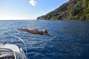 Madeira: cruzeiro privativo em iate ao pôr do sol com mergulho com snorkel e vinho