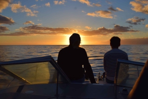 Madeira: Private Yachttour bei Sonnenuntergang mit Schnorcheln und Wein