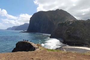 Madeira: West and East Madeira Tour with Snacks and Drinks