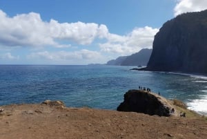 Madeira: West and East Madeira Tour with Snacks and Drinks