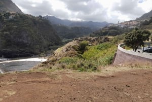 Madeira: West and East Madeira Tour with Snacks and Drinks