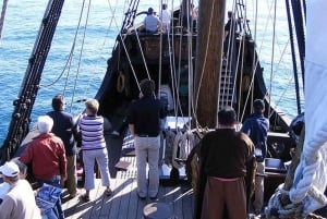 Funchal: Piratskibskrydstogt med vin- og honningkagesmagning