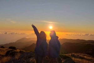 Pico do Arieiro: Private 4x4 Sunrise Trip with Hot Drinks