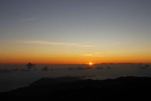 Pico do Arieiro: Private 4x4 Sunrise Trip with Hot Drinks