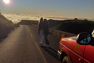 Pico do Arieiro: Private 4x4 Sunrise Trip with Hot Drinks