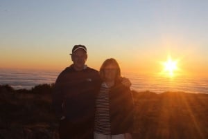 Pico do Arieiro: Private 4x4 Sunrise Trip with Hot Drinks