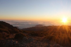 Pico do Arieiro: Private 4x4 Sunrise Trip with Hot Drinks