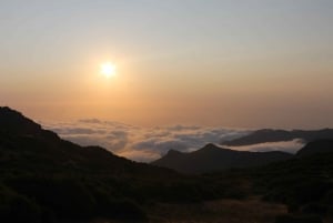 Pico do Arieiro: Private 4x4 Sunrise Trip with Hot Drinks