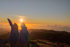Pico do Arieiro: viaje privado en 4x4 al amanecer con bebidas calientes