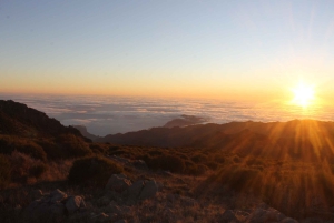Pico do Arieiro: viaje privado en 4x4 al amanecer con bebidas calientes