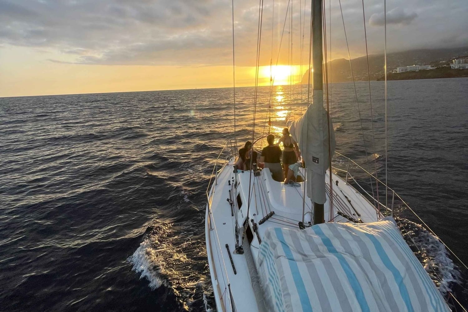 Zachód słońca na żaglówce