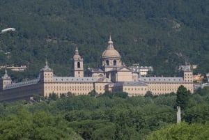 Från Madrid: Dagsutflykt till El Escorial, dalen och Segovia