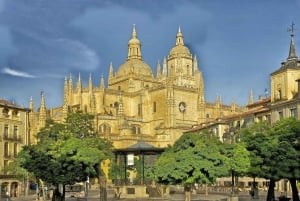 Fra Madrid: Heldagstur til Avila og Segovia med Alcazar