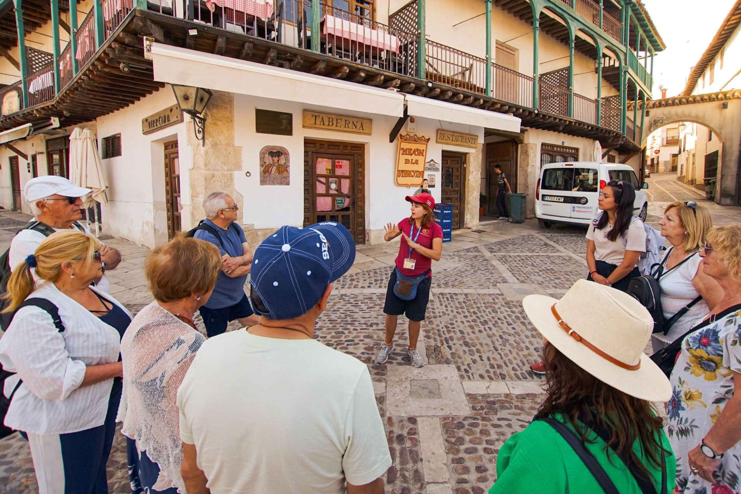 マドリード発：チンチョン、アランフェス、トレドへのガイド付き日帰り旅行
