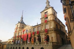 マドリード発：チンチョン、アランフェス、トレドへのガイド付き日帰り旅行