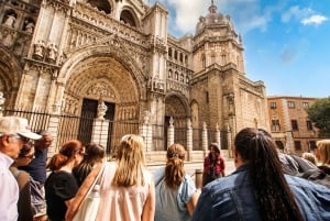 マドリード発：チンチョン、アランフェス、トレドへのガイド付き日帰り旅行