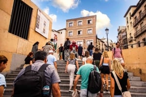 マドリード発：チンチョン、アランフェス、トレドへのガイド付き日帰り旅行