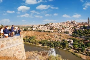 マドリード発：チンチョン、アランフェス、トレドへのガイド付き日帰り旅行