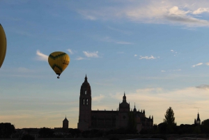 マドリッド発：セゴビア上空を巡る熱気球（送迎付き）