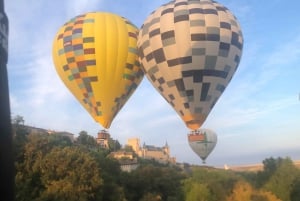 マドリッド発：セゴビア上空を巡る熱気球（送迎付き）