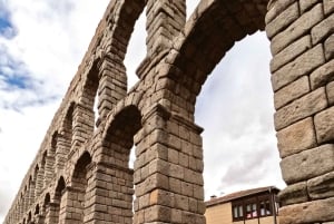 Desde Madrid: Segovia y Ávila en grupo pequeño: Alcázar y murallas