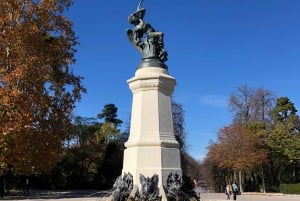 Madrid: Tour guidato a piedi del viale del Prado e del Parco del Retiro