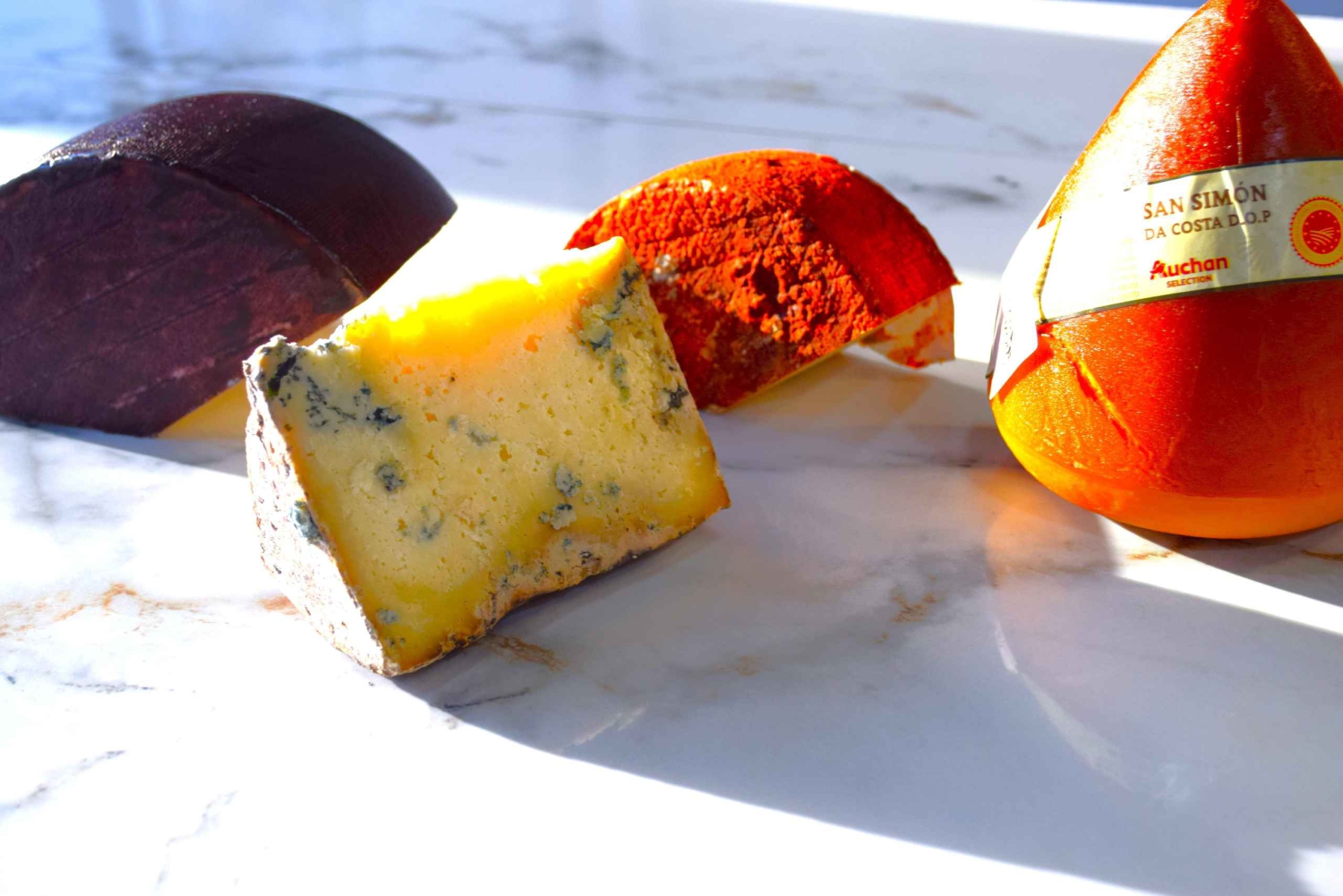 Experiência gourmet: degustação de queijos e vinhos espanhóis