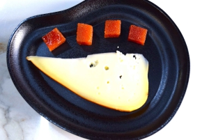 Experiência gourmet: degustação de queijos e vinhos espanhóis