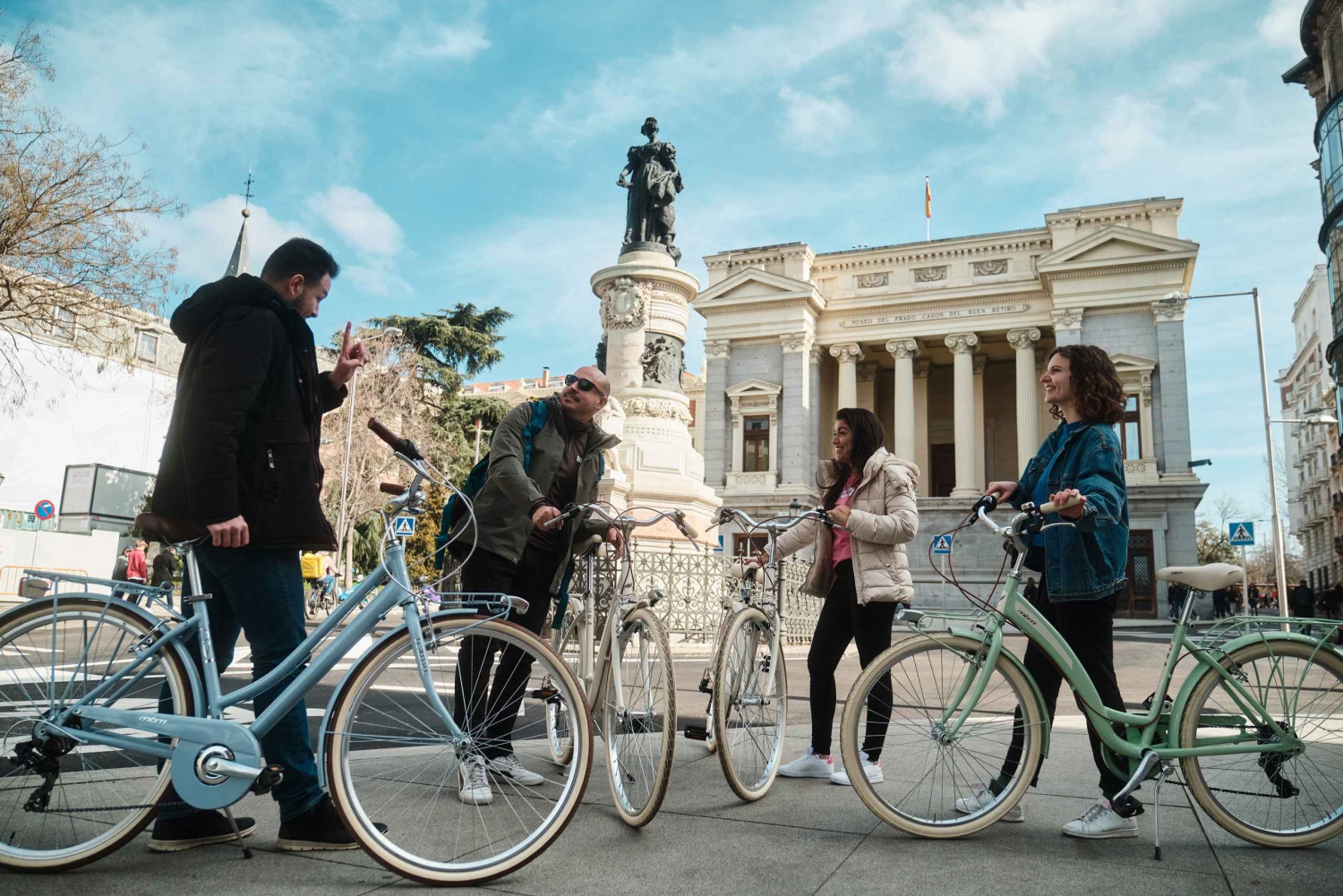 Madrid: Guided Historical Vintage Bike Tour with Tapas