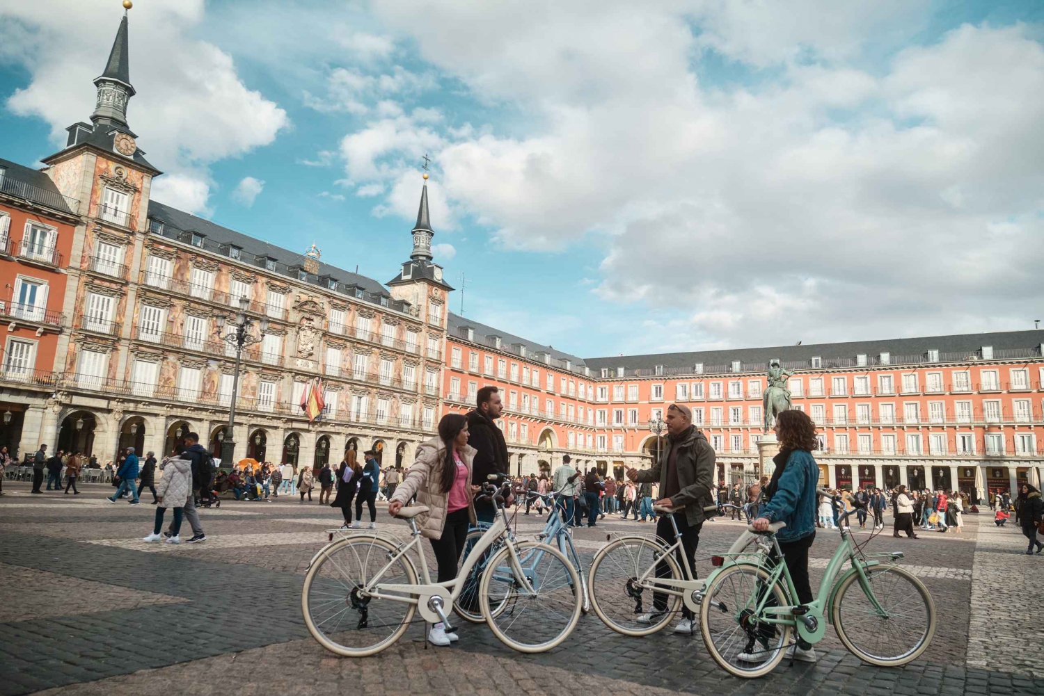 Madrid: Guided Historical Vintage Bike Tour with Tapas