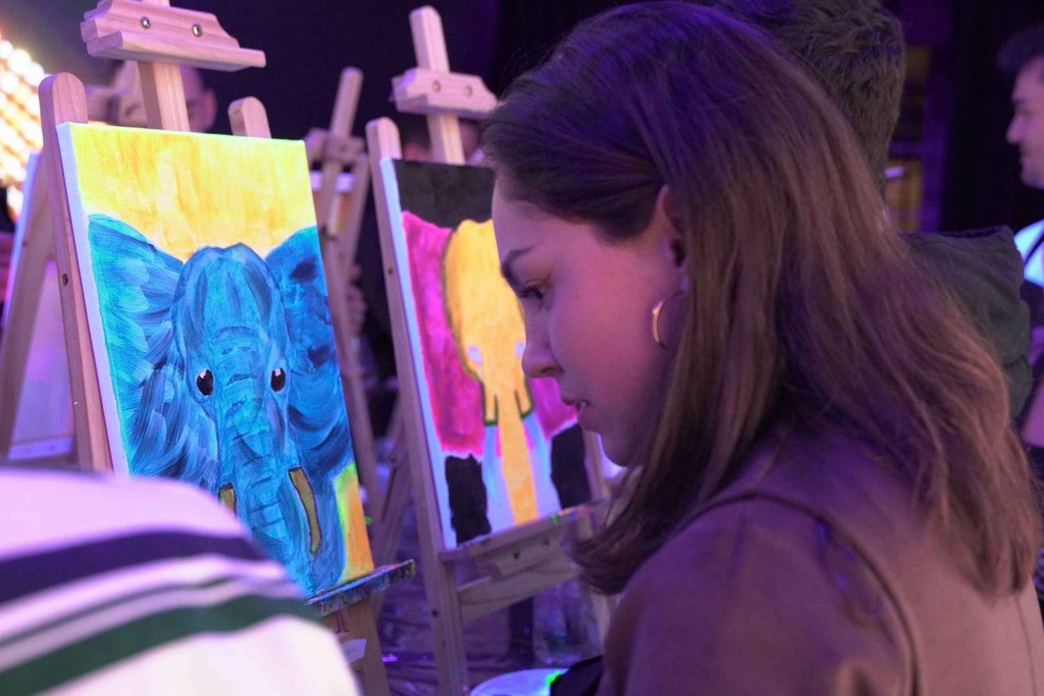 Experiencia de arte inmersivo con vino ilimitado