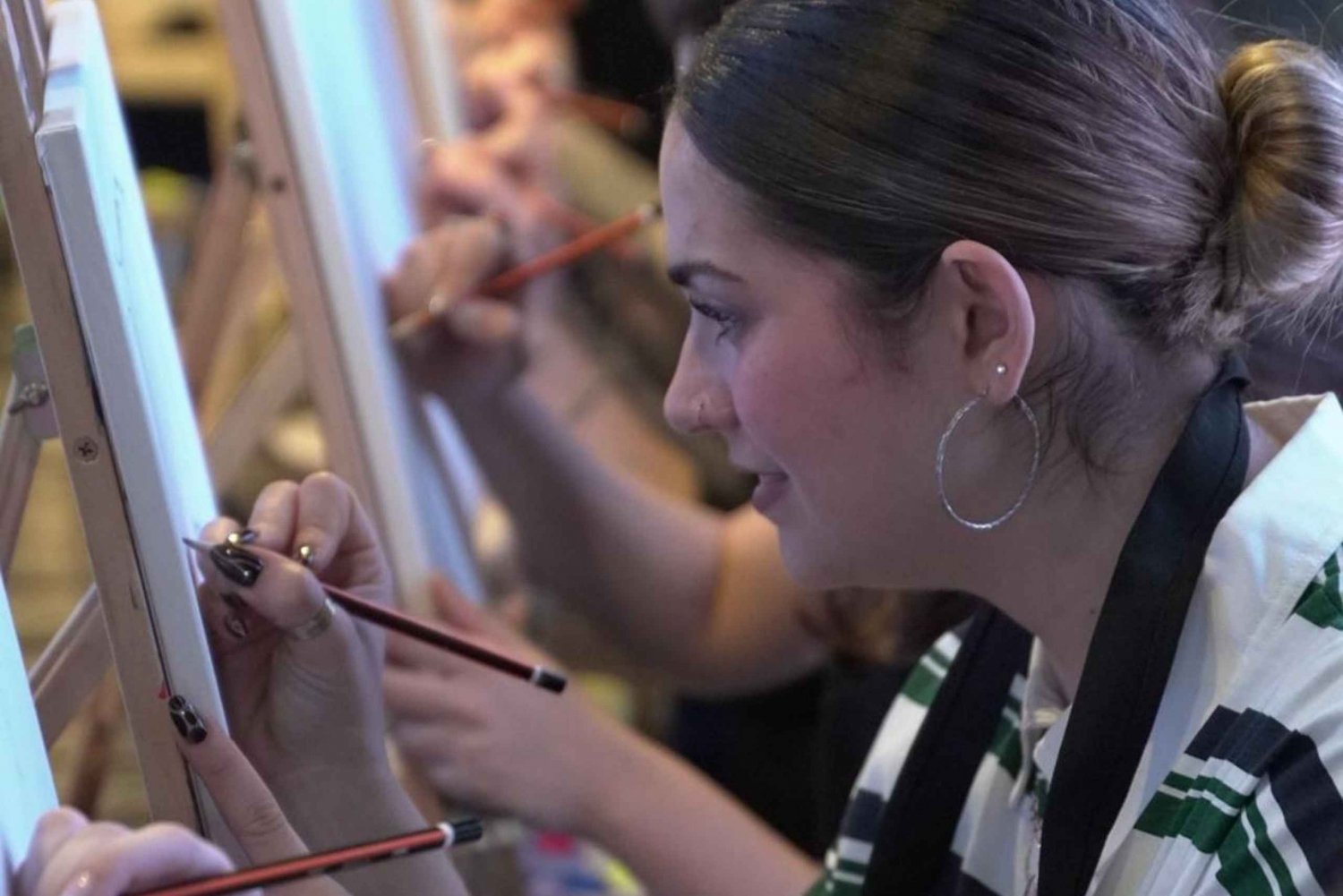 Esperienza artistica coinvolgente con vino illimitato