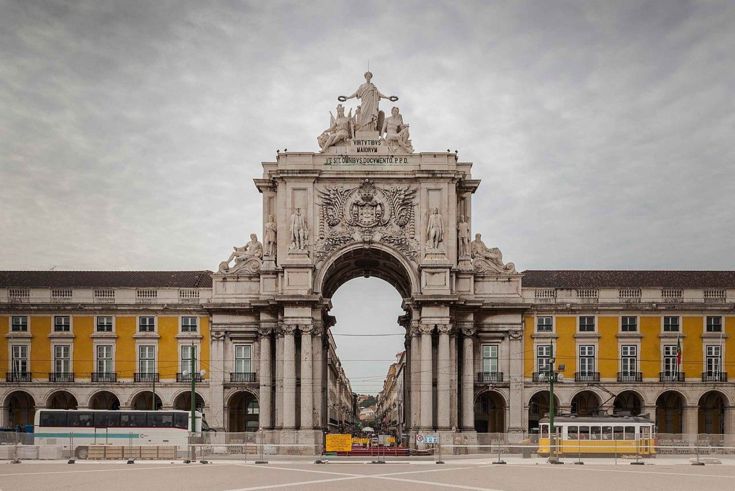 Lissabonista Madridiin enintään 2 pysähdystä (Merida ja Toledo).