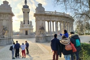 Madryt: piesza wycieczka z przewodnikiem po dachu Cibeles i parku Retiro