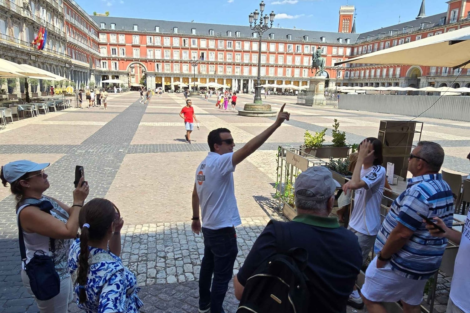 Madrid Contrasts Tour: Guided Bus and Walking Tour