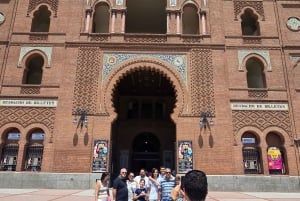 Madrid Contrasts Tour: Guided Bus and Walking Tour