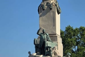 Madrid Contrasts Tour: Guided Bus and Walking Tour