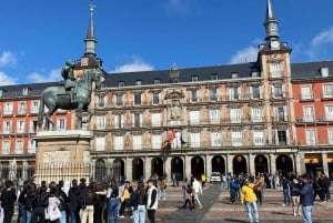 Madrid: stroll through the Austrias neighborhood option visit Prado Museum