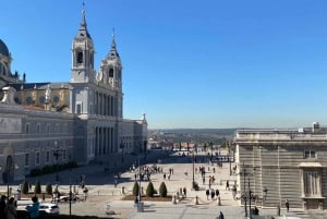 Madrid: stroll through the Austrias neighborhood option visit Prado Museum